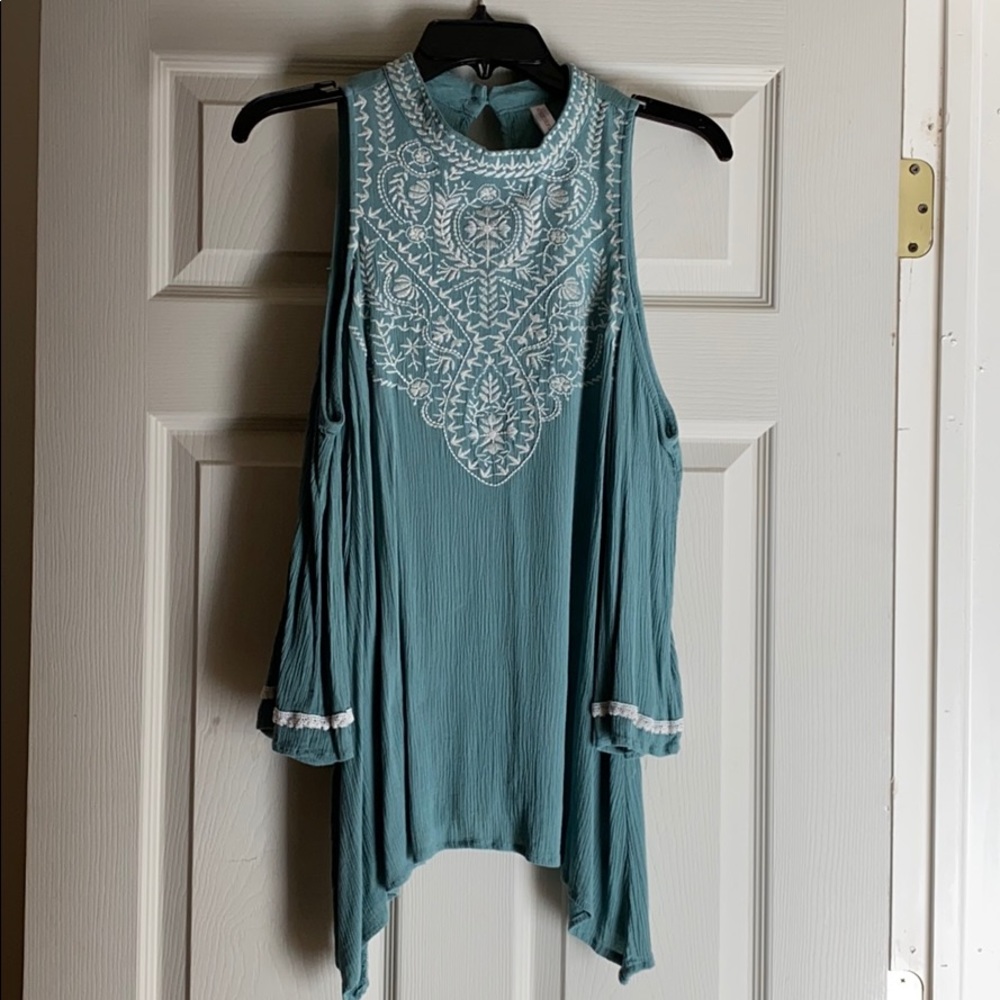 Shoulder cut out shirt